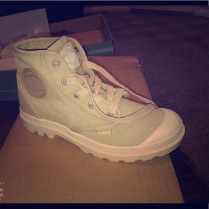 NWT Palladium Pampa Hi Combat Boot